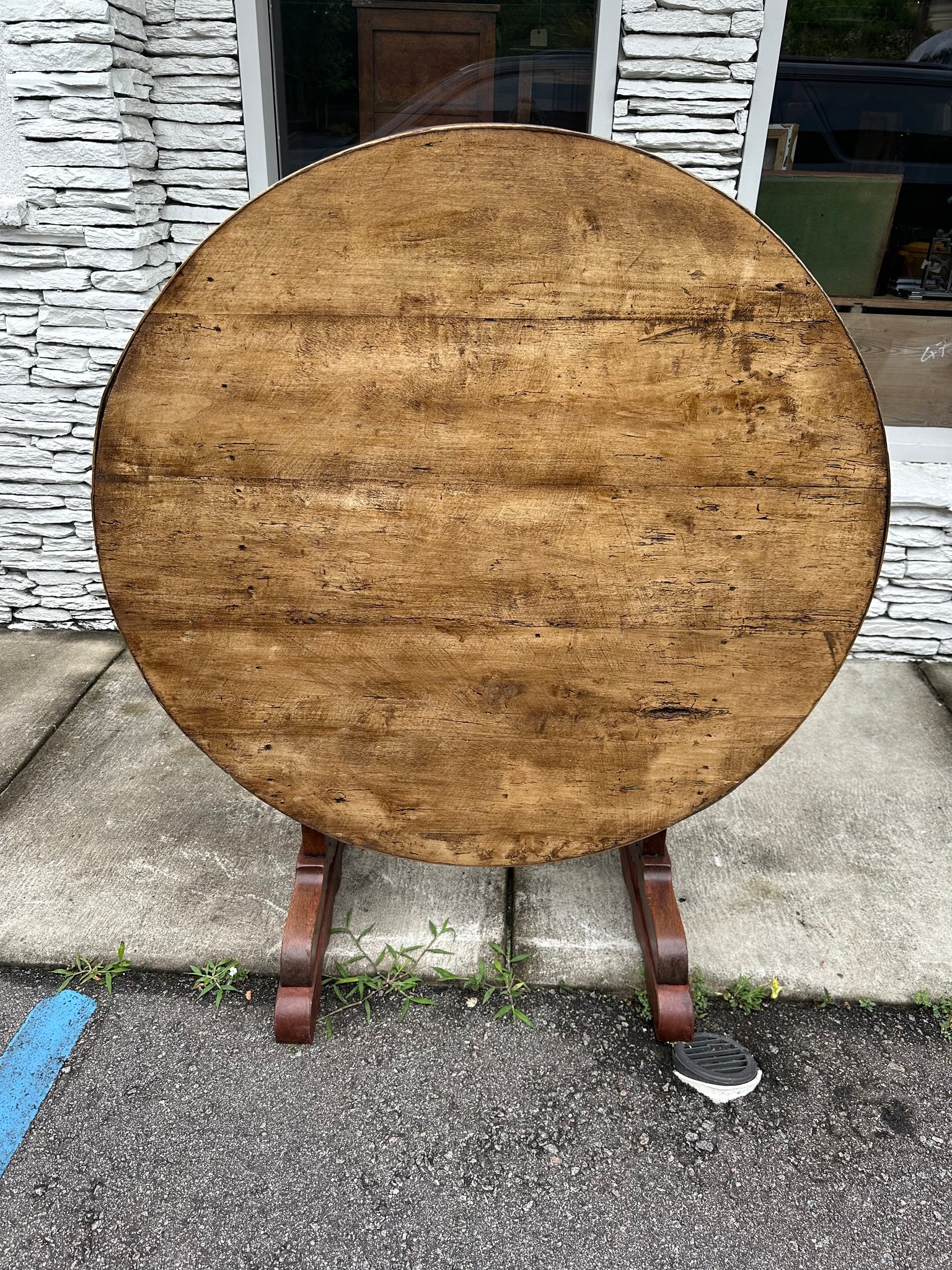 Beautiful Round Elm Vendange Table with Banding